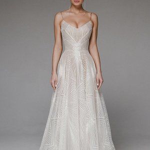 Fashionable sleeveless suspender evening dress
